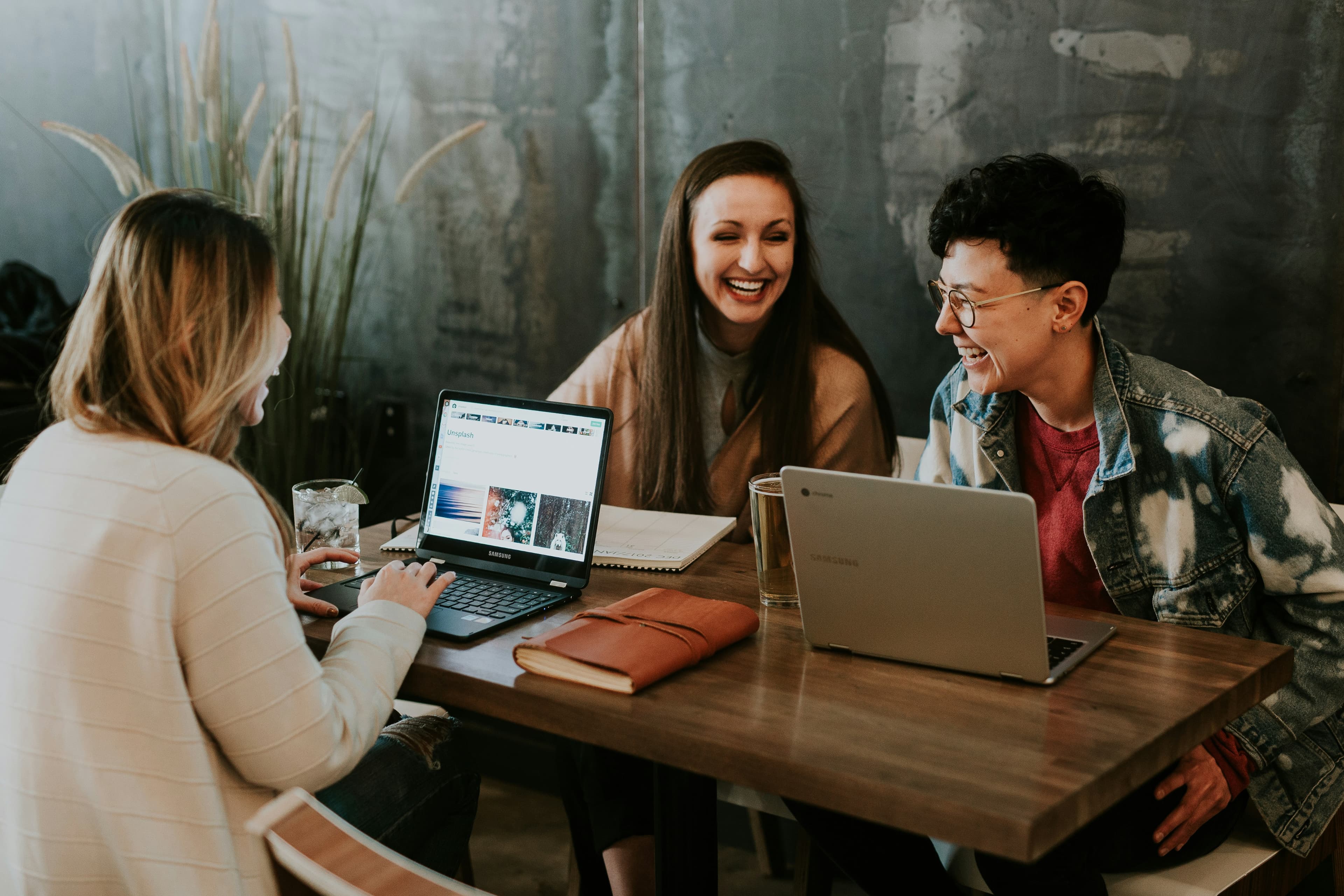 Personen beim arbeiten